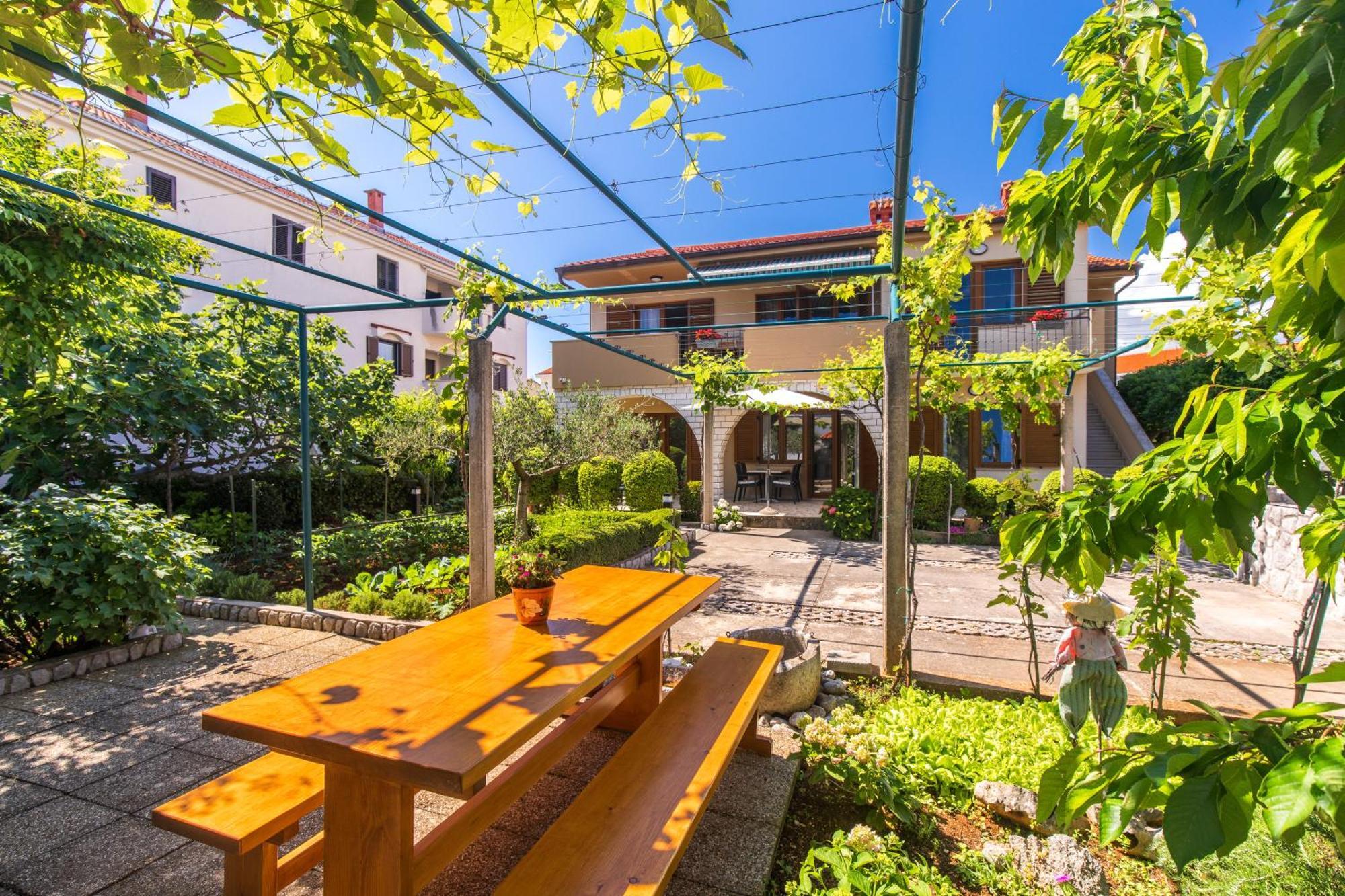 Apartmani Pina Krk Town Exterior photo